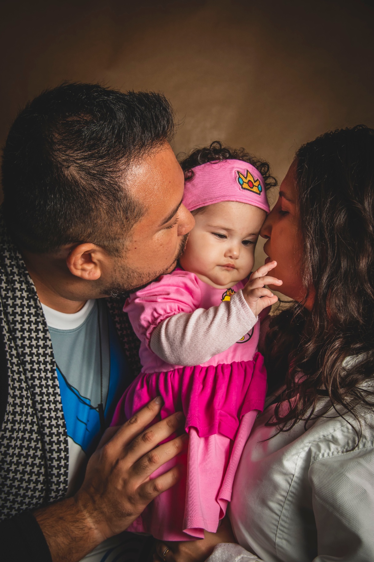 Matsu e esposa beijando a filha de frente